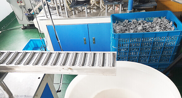 接線端子生産時如何防止雜質進入注塑機